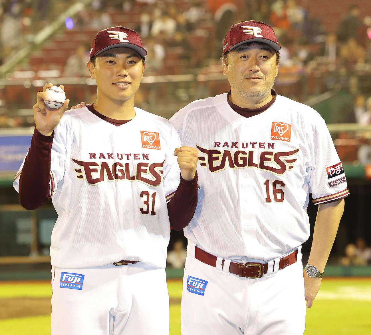 楽天対中日　中日に勝利し、プロ初勝利を飾り、ウイニングボールを手に石井監督（右）と写真に納まる渡辺翔（撮影・河田真司）