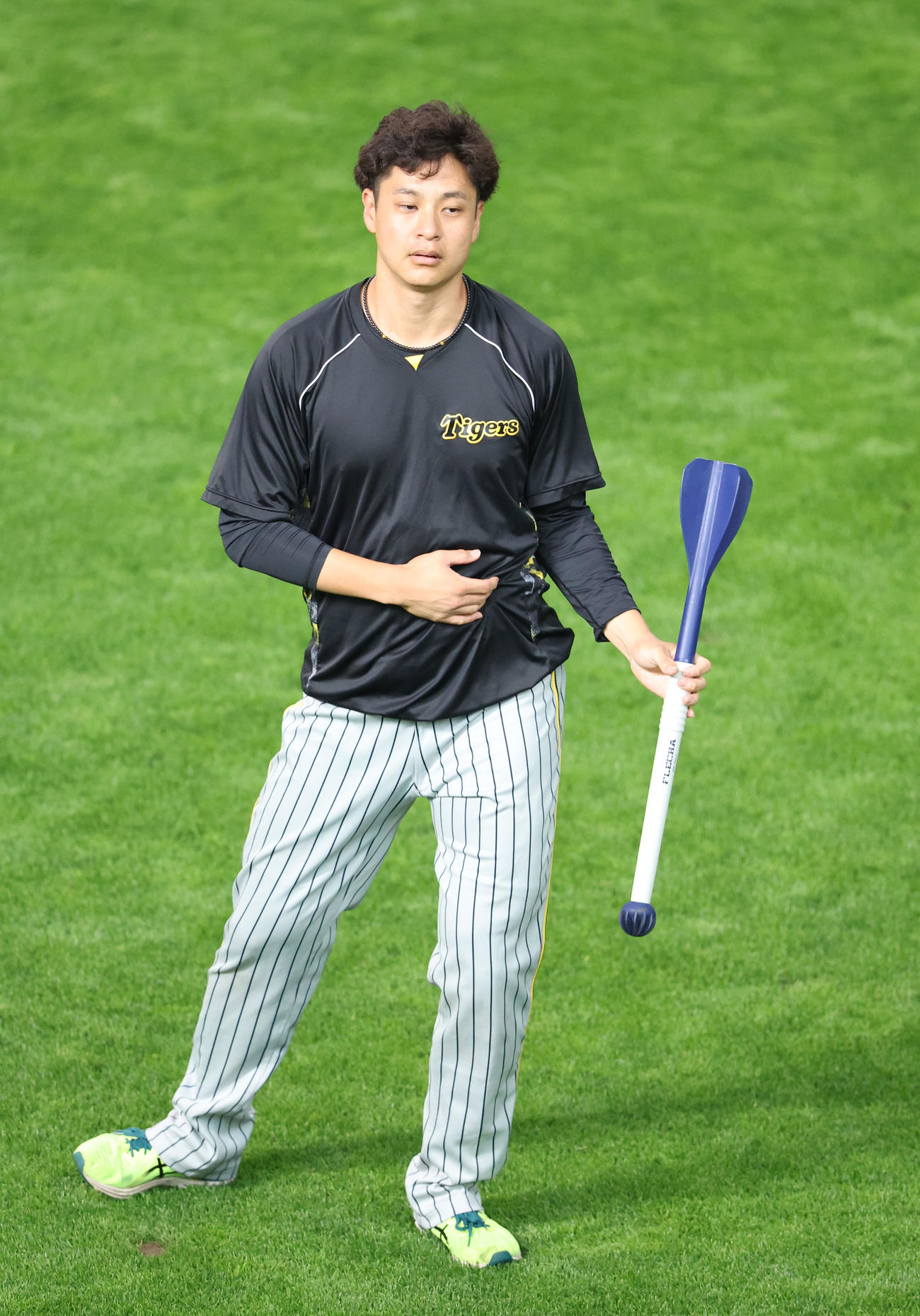 日本ハム対阪神　試合前、やり投げでトレーニングをする阪神大竹（撮影・佐藤翔太）