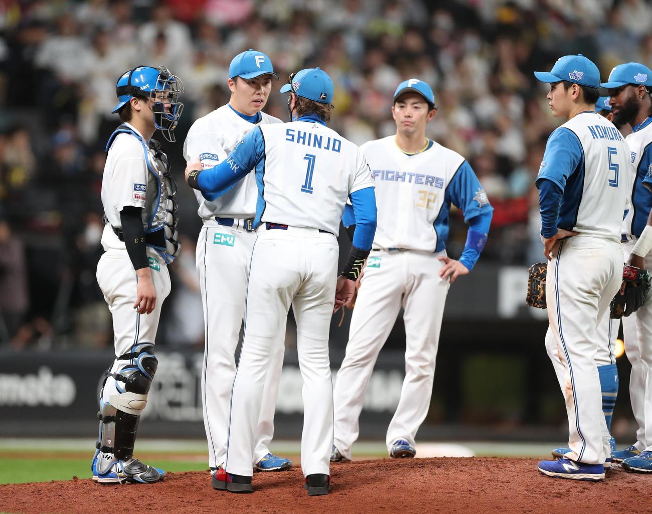 日本ハム対阪神　9回表、ピンチでマウンドの田中正に声をかける新庄監督（撮影・黒川智章）
