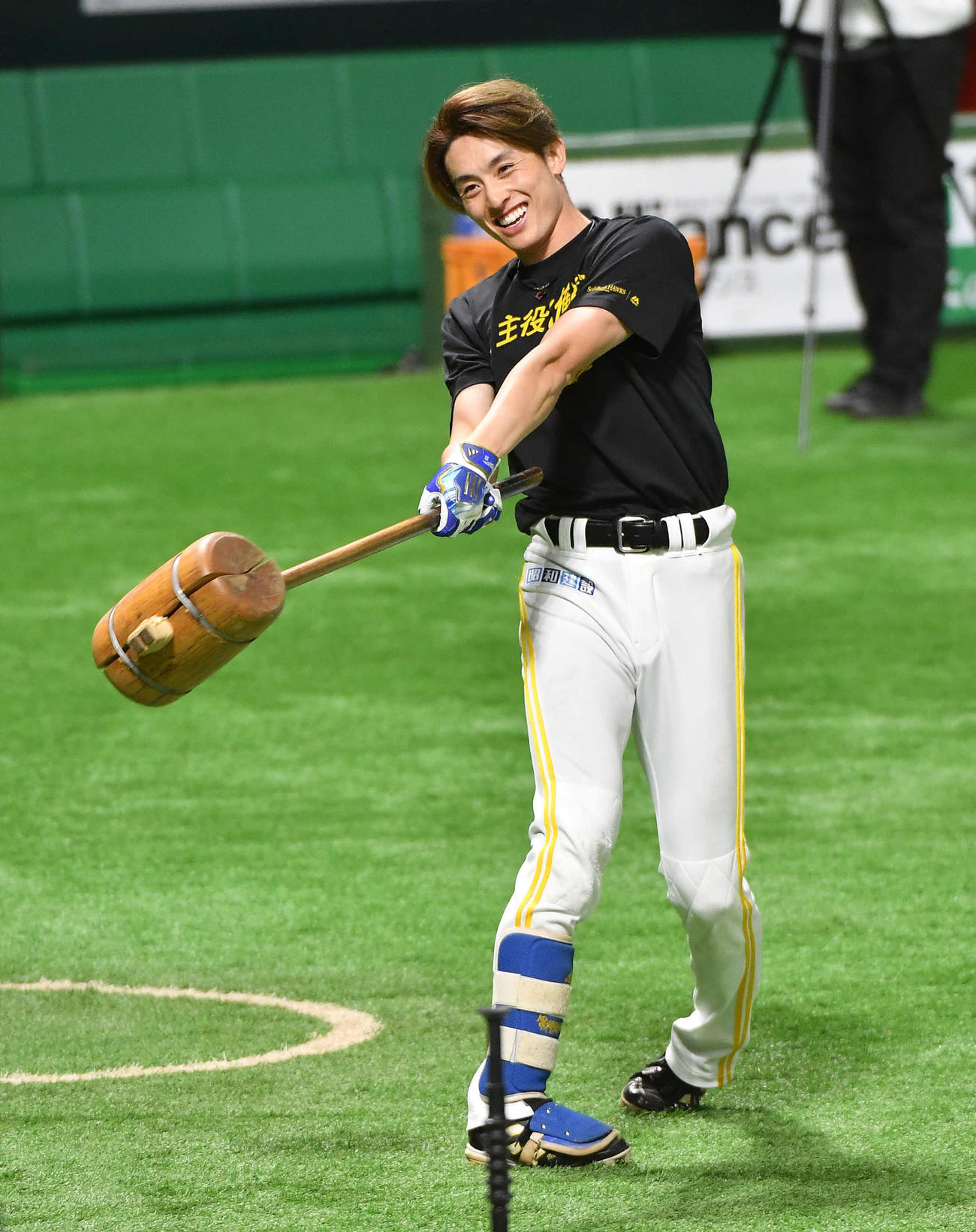 ハンマーで素振りをする周東（撮影・岩下翔太）