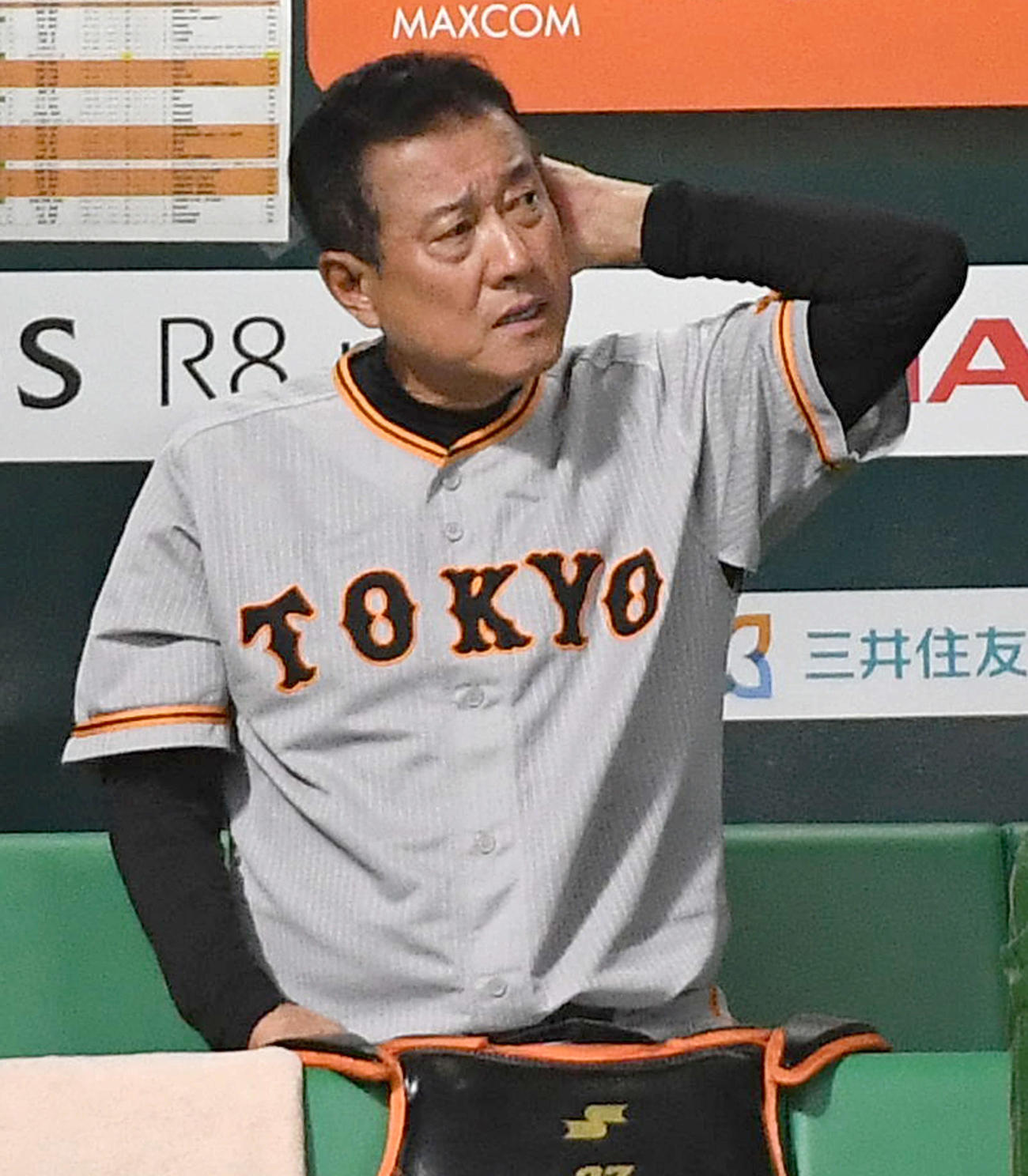 ソフトバンク対巨人　7回裏を終え、ベンチで頭をかく原監督（撮影・岩下翔太）