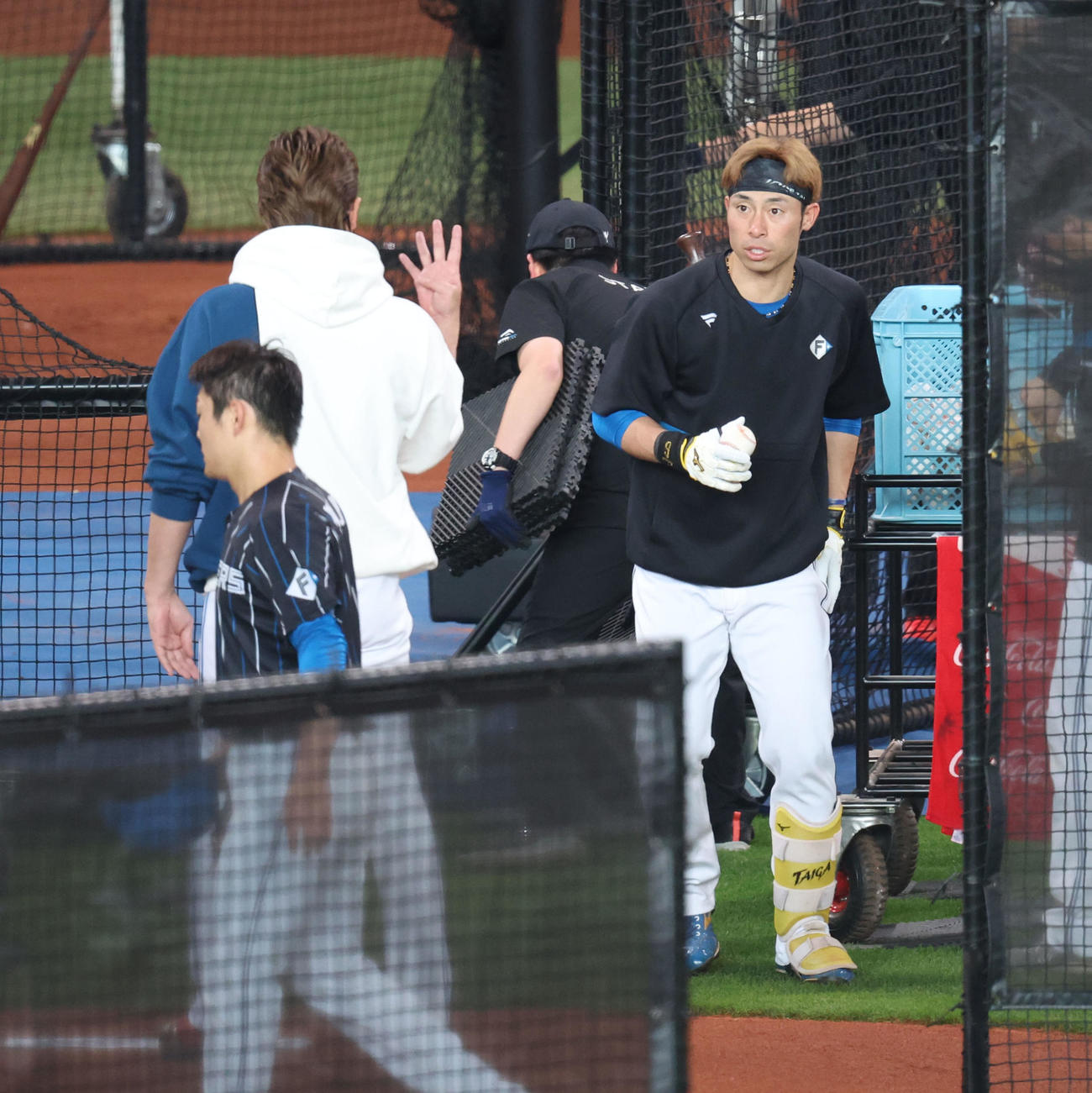 日本ハム対阪神　試合前、日本ハム新庄監督（左手前）が江越に4本指を見せながら声をかける（撮影・佐藤翔太）