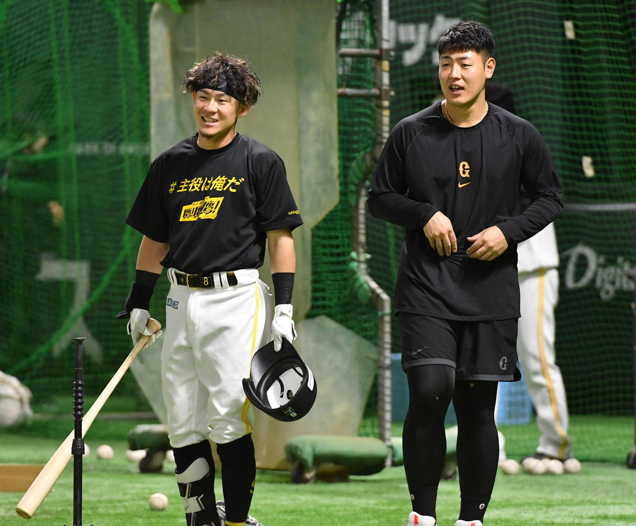 ソフトバンク対巨人　ソフトバンク牧原大（左）と談笑する巨人岡本和（撮影・岩下翔太）