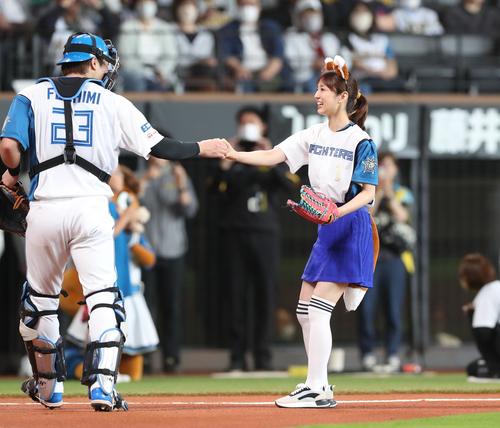 日本ハム】小倉優子が始球式、ボークで空振り誘う キツネ耳としっぽを