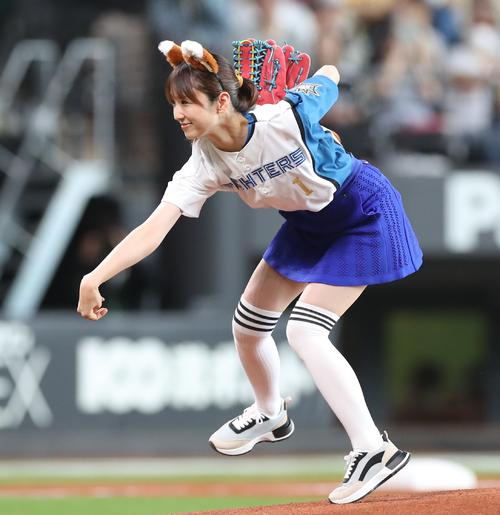 日本ハム】小倉優子が始球式、ボークで空振り誘う キツネ耳としっぽを