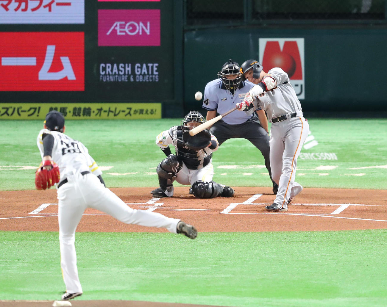 ソフトバンク対巨人　1回表巨人無死、坂本は左中間に先制本塁打を放つ（撮影・梅根麻紀）