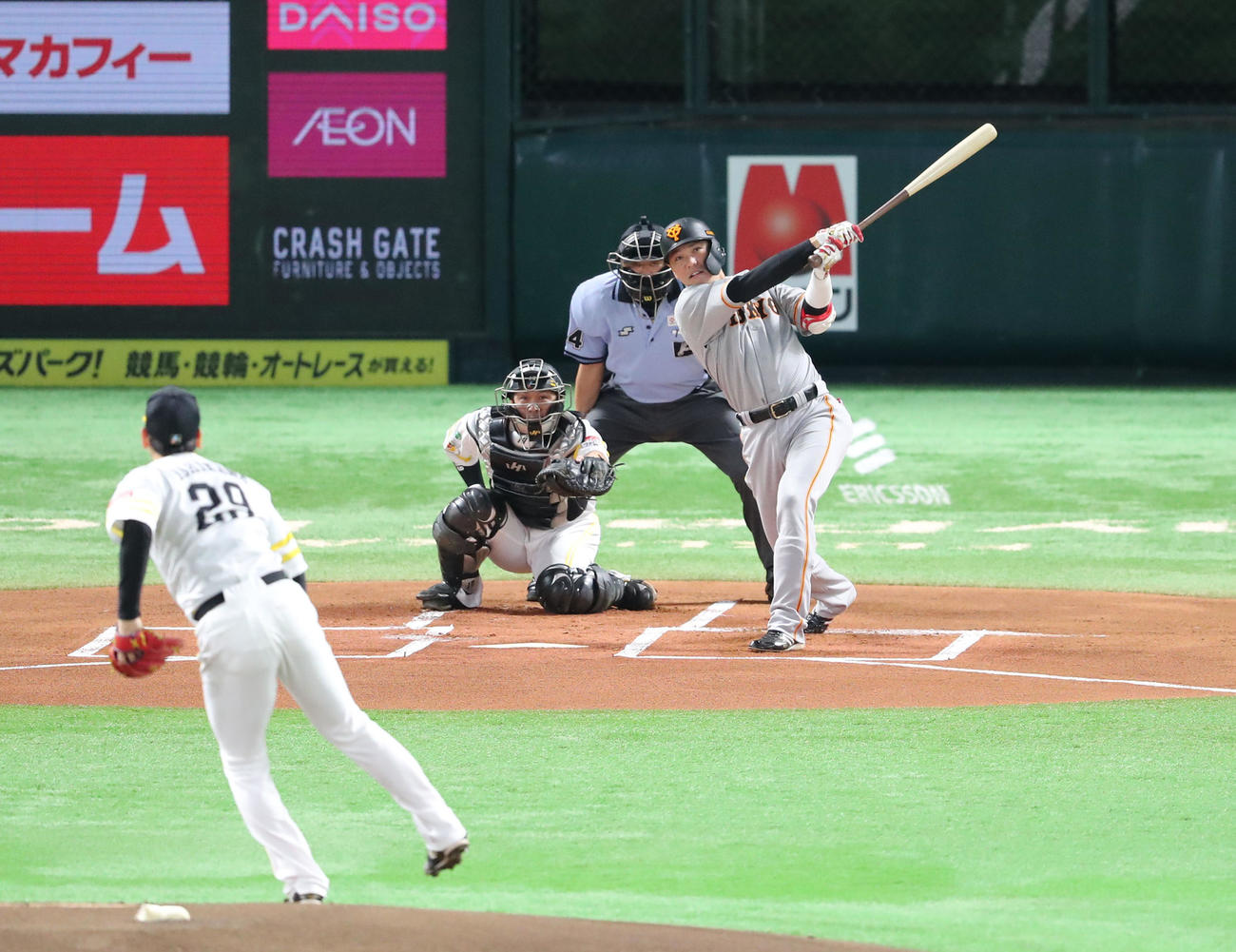 ソフトバンク対巨人　1回表巨人無死、坂本は左中間に先制本塁打を放つ（撮影・梅根麻紀）