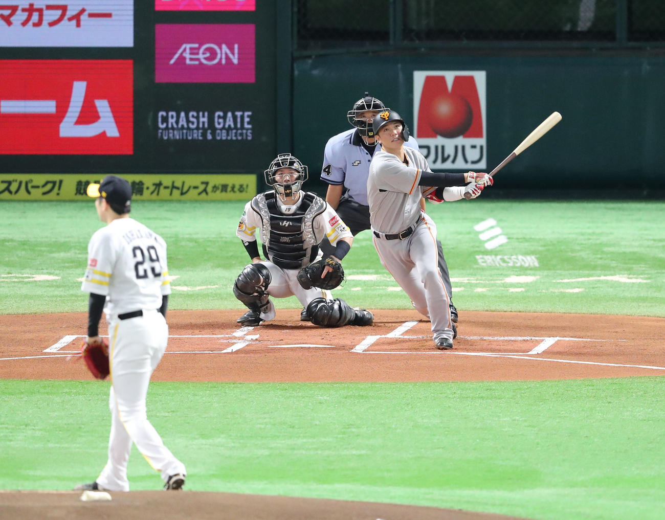 ソフトバンク対巨人　1回表巨人無死、坂本は左中間に先制本塁打を放つ（撮影・梅根麻紀）