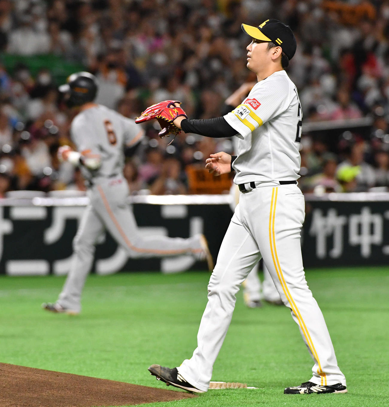 ソフトバンク対巨人　1回表巨人無死、坂本（左）に左中間へ先制本塁打を打たれた石川（撮影・岩下翔太）