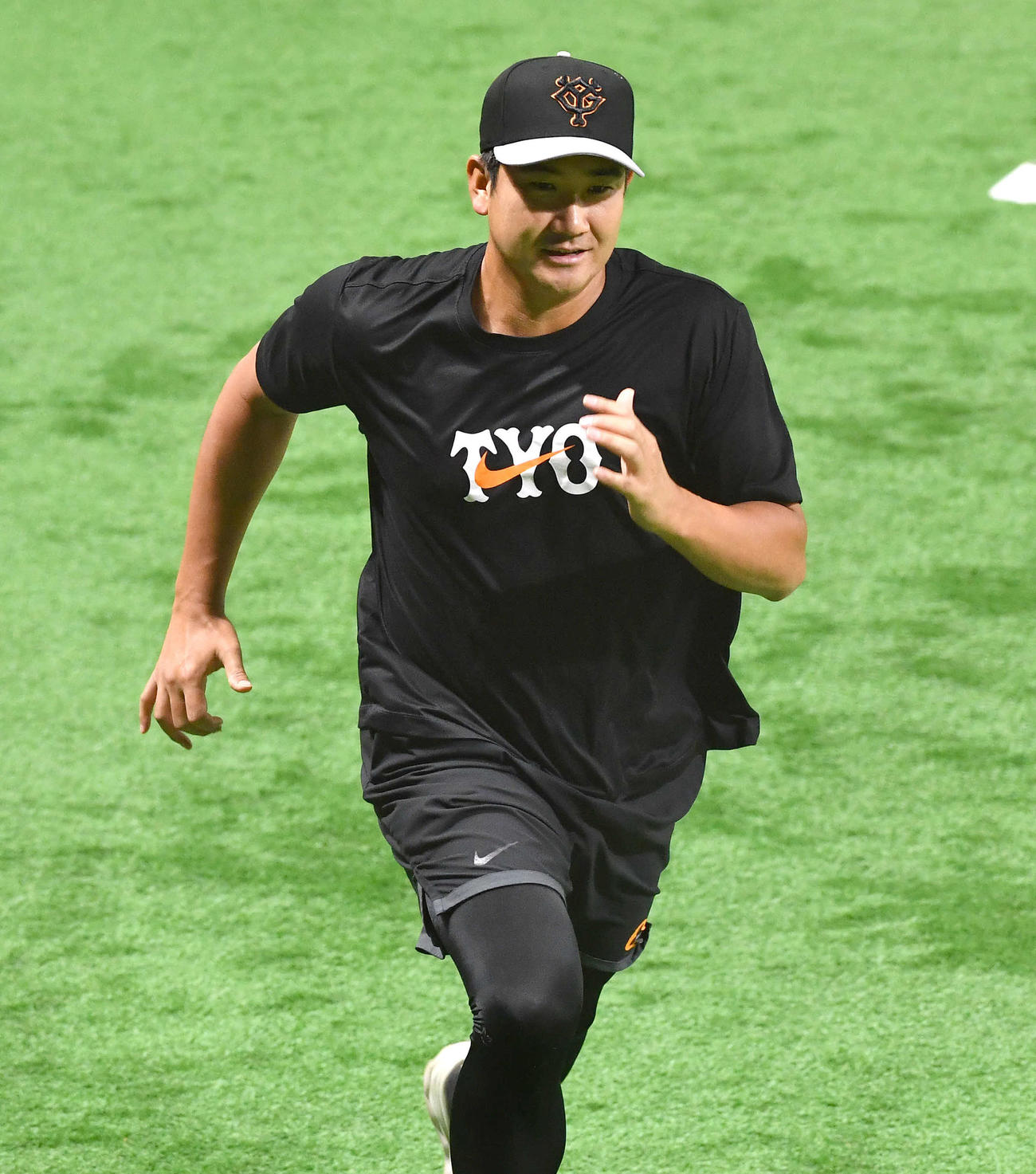 ソフトバンク対巨人　ウオーミングアップを行う菅野（撮影・岩下翔太）