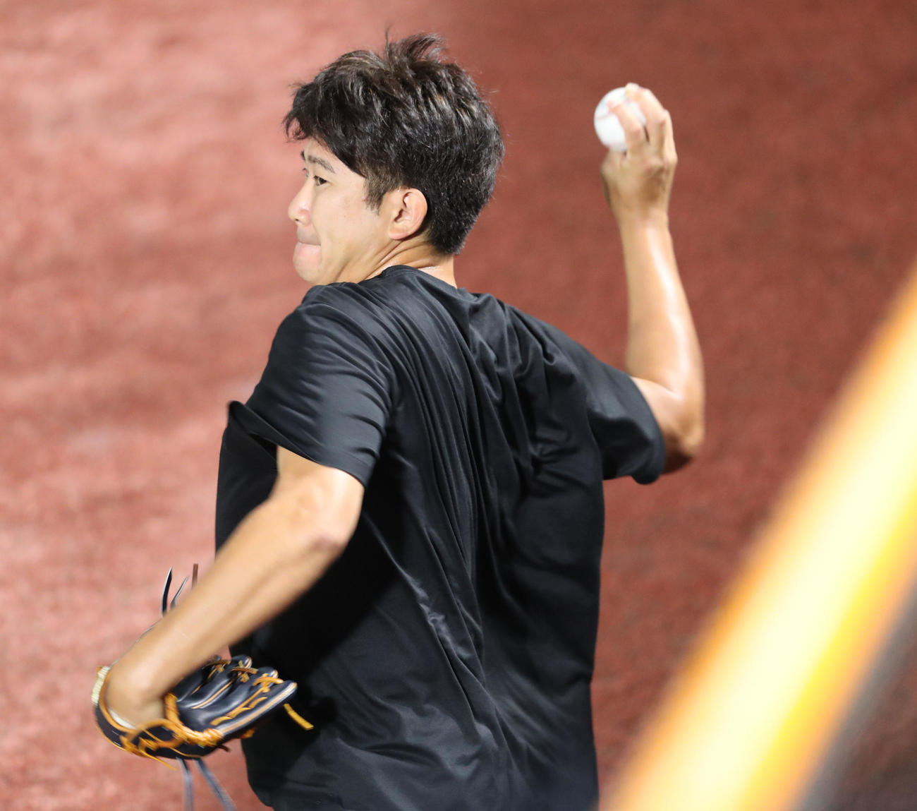 ソフトバンク対巨人　キャッチボールで調整する菅野（撮影・梅根麻紀）