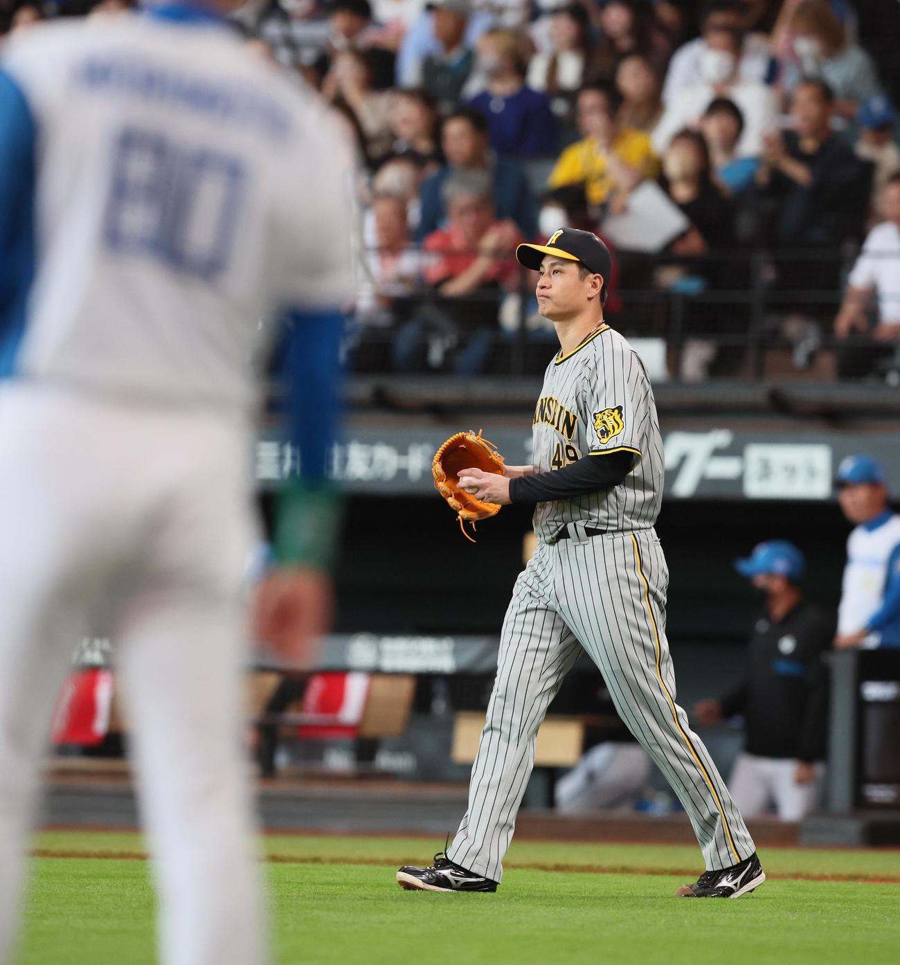 日本ハム対阪神　1回裏無死一塁、大竹はマルティネスに左へ適時二塁打を打たれ失点（撮影・加藤哉）