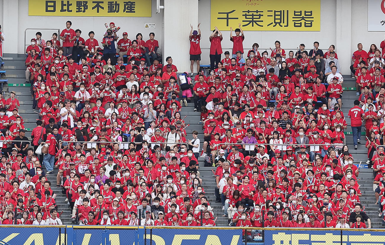 ロッテ対広島　広島ファンで赤に埋まる左翼スタンド（撮影・足立雅史）