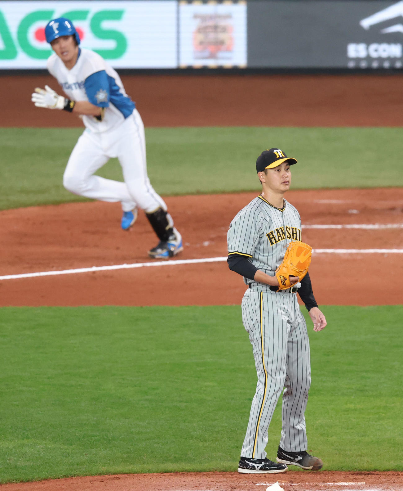 日本ハム対阪神　2回裏日本ハム2死、伏見に左越え本塁打を浴びる大竹（撮影・佐藤翔太）