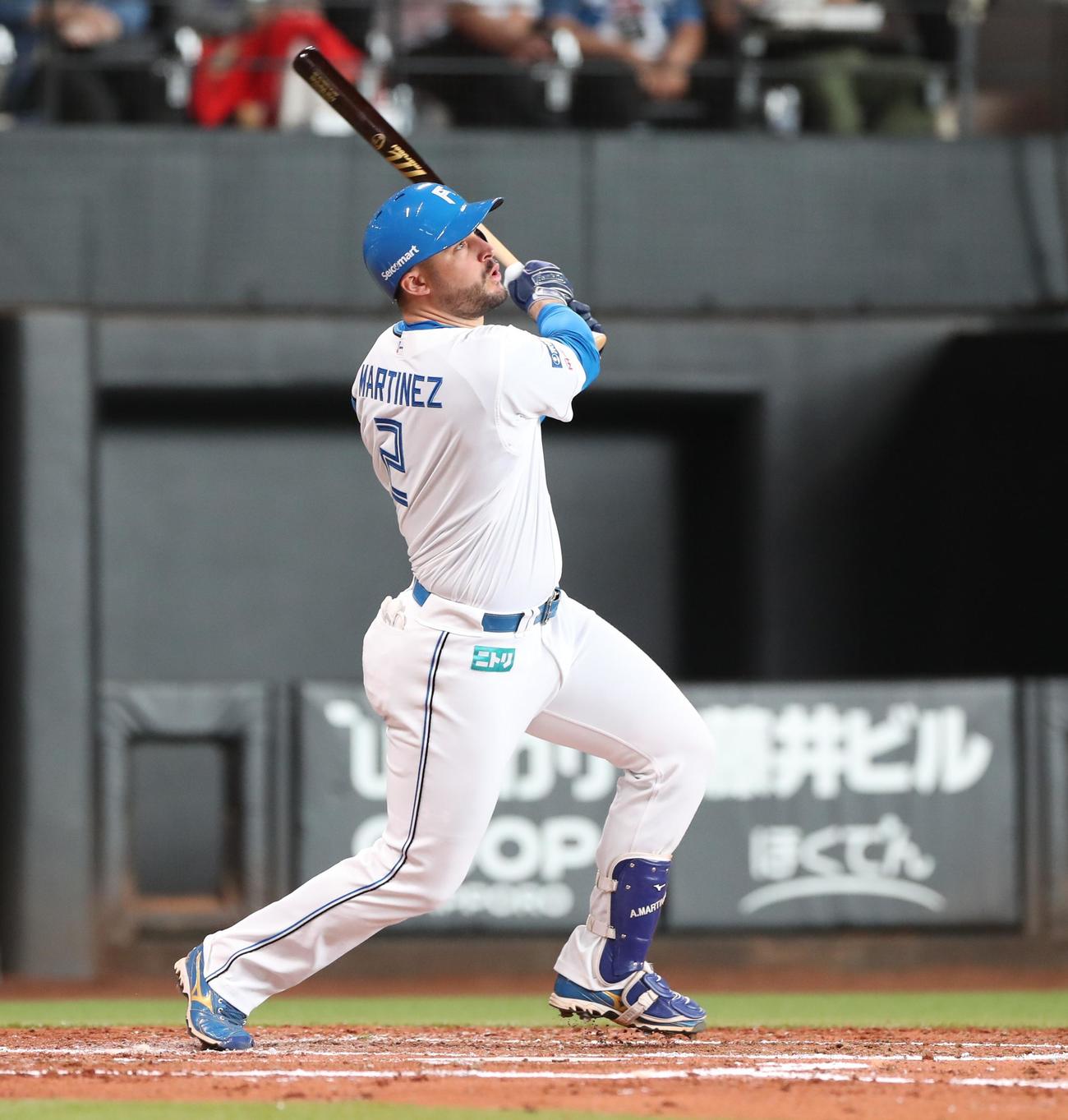 日本ハム対阪神　3回裏日本ハム1死、右越え本塁打を放つマルティネス（撮影・黒川智章）
