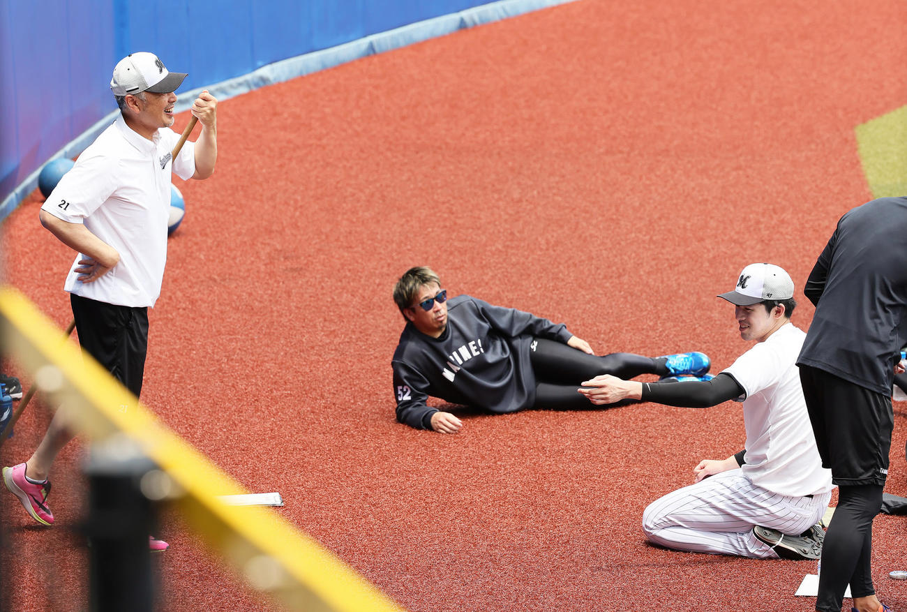 練習中、ロッテ吉井監督（左）、益田（中央）と笑顔で会話を交わす佐々木（撮影・足立雅史）