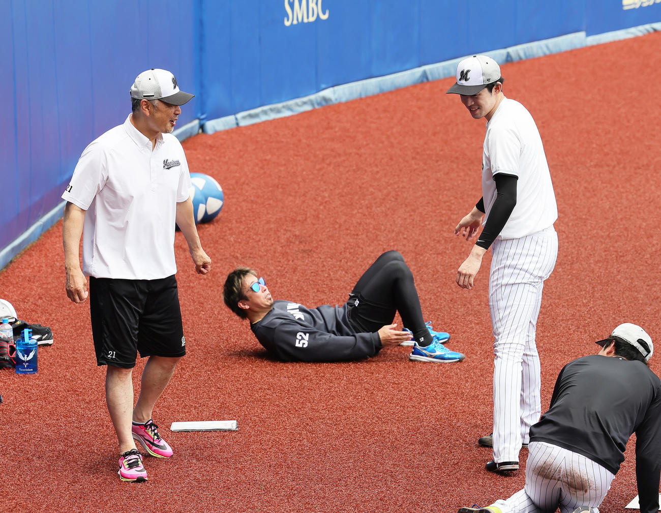 練習中、ロッテ吉井監督（左）、益田（中央）と笑顔で会話を交わす佐々木（撮影・足立雅史）