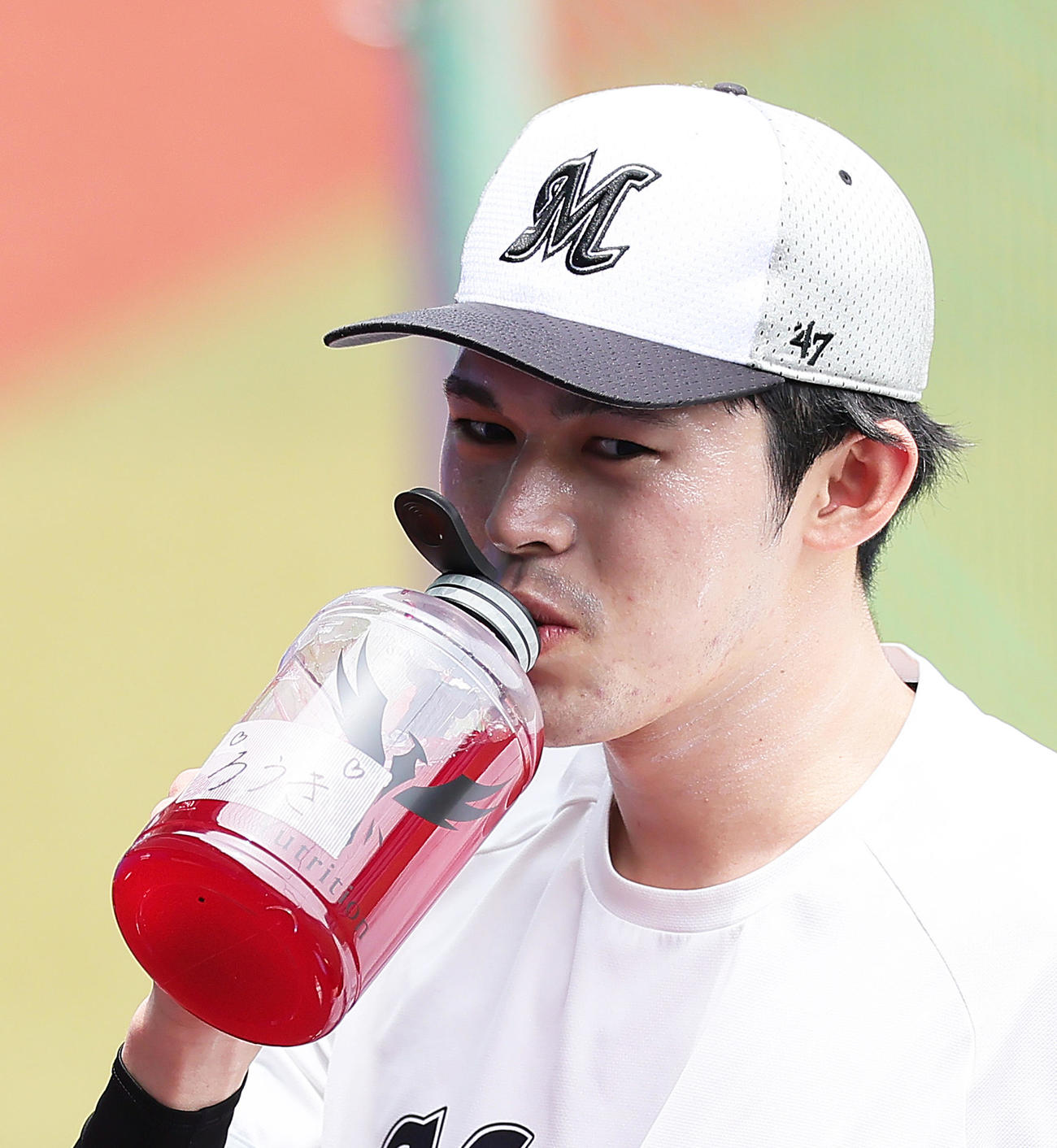 練習中、水分補給するロッテ佐々木朗（撮影・足立雅史）