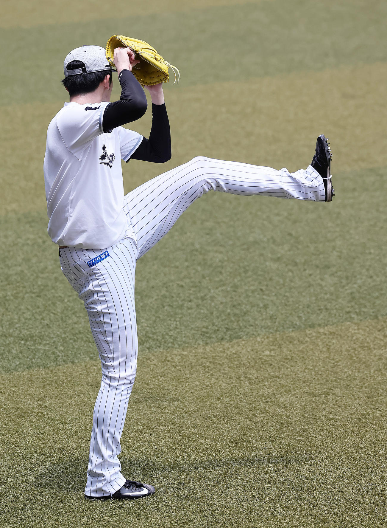 キャッチボールで調整するロッテ佐々木朗（撮影・足立雅史）