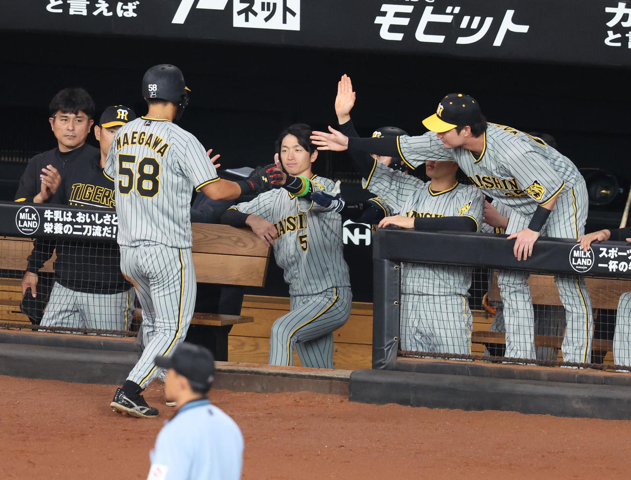 日本ハム対阪神　4回表、同点となる右前適時打を放ちナインに出迎えられる前川（撮影・佐藤翔太）