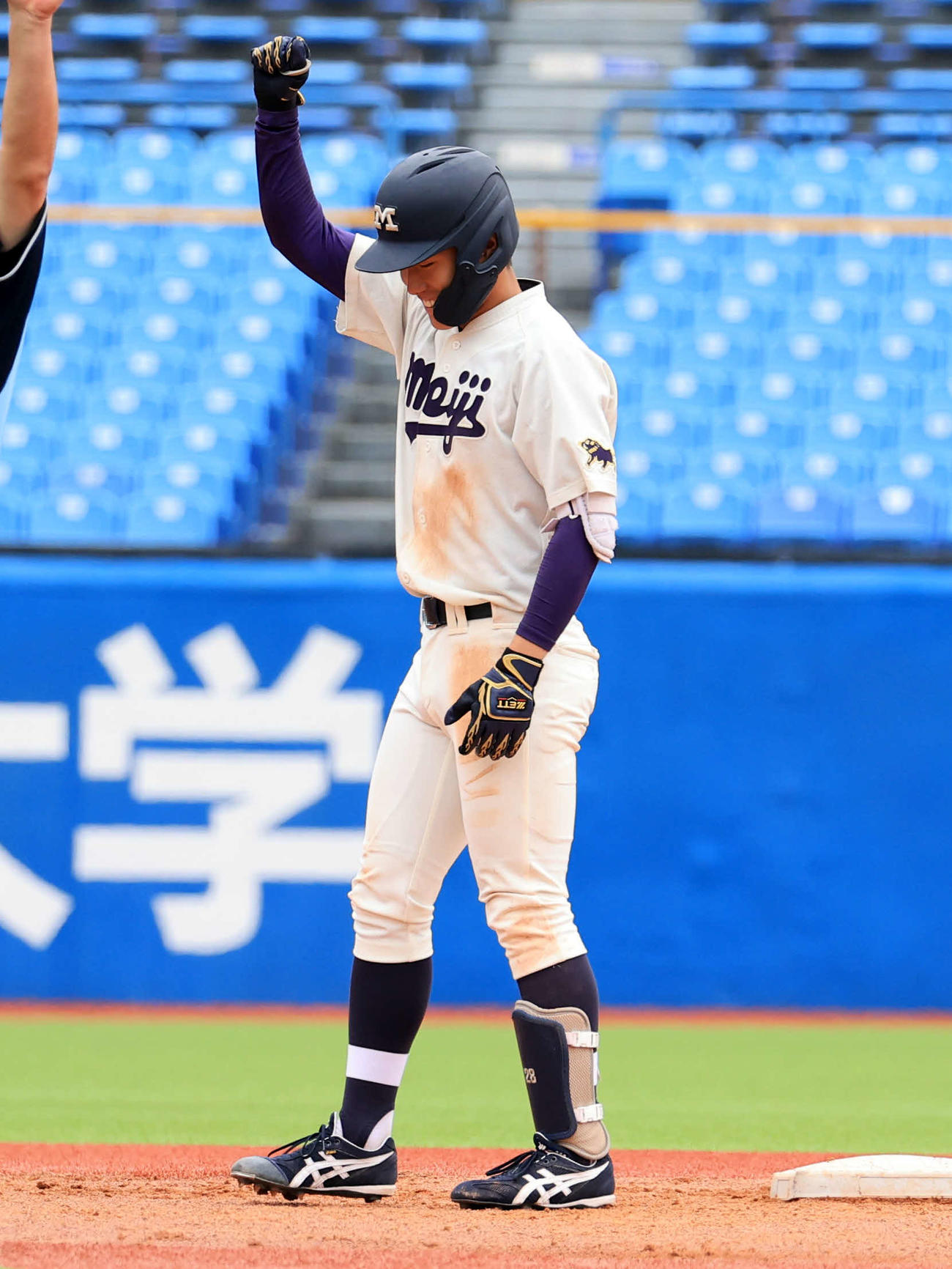 明大対白鴎大　4回表明大1死二塁、木本は中越え先制適時二塁打を放ちガッツポーズ（撮影・浅見桂子）