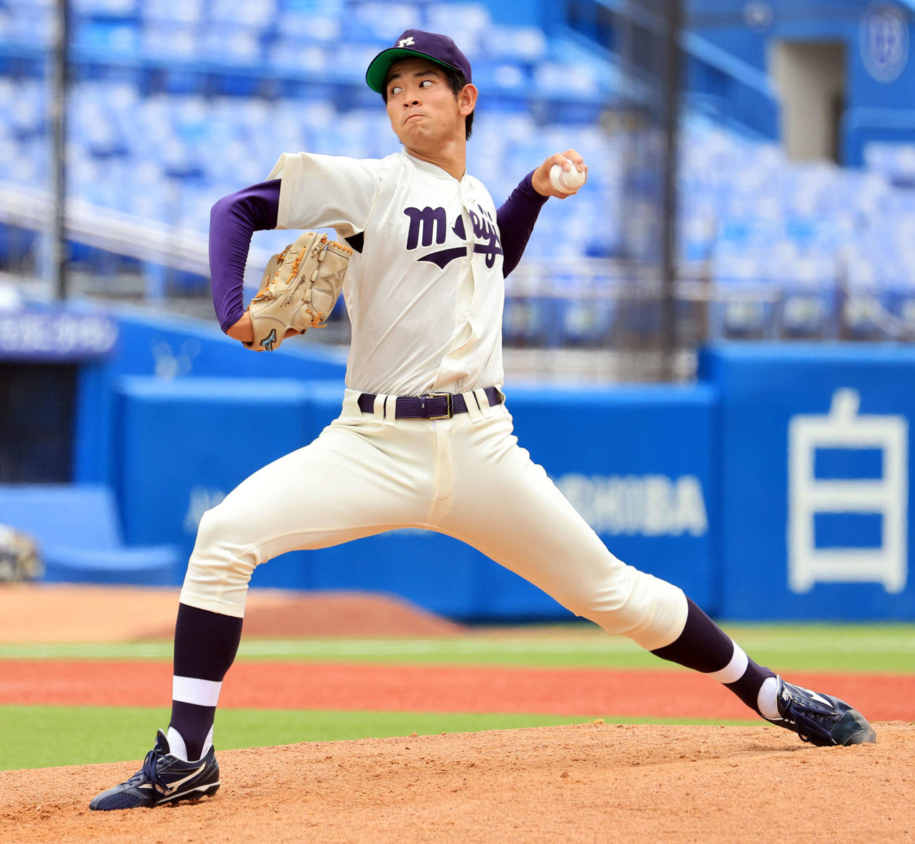 明大対白鴎大　力投する明大先発の久野（撮影・浅見桂子）