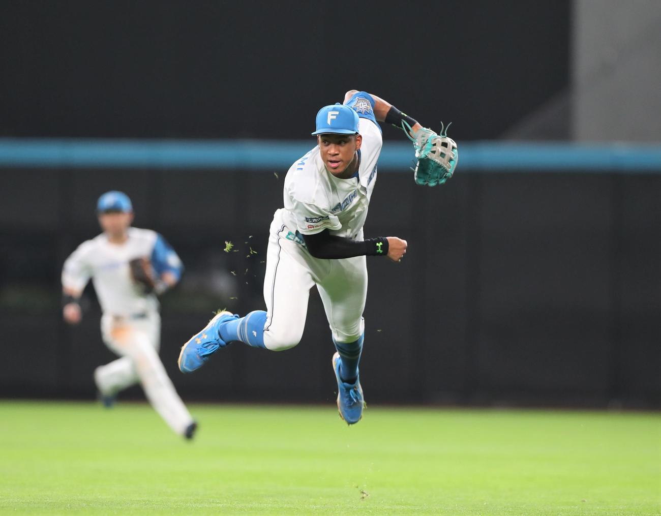 日本ハム対阪神　5回表阪神2死二塁、中野の右前打で万波は二塁走者木浪を本塁で補殺する（撮影・黒川智章）