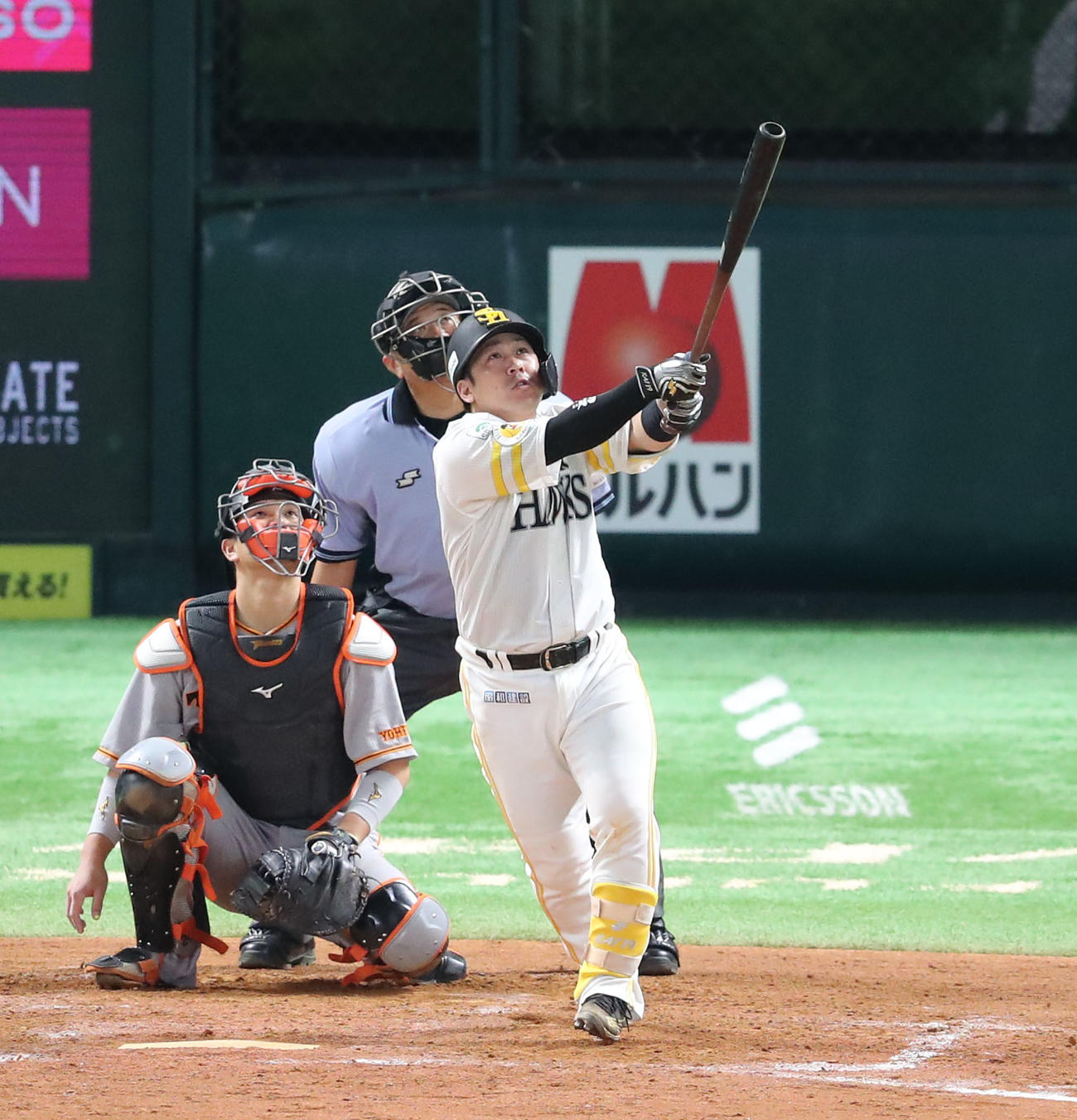 ソフトバンク対巨人　4回裏ソフトバンク1死、甲斐は左越え本塁打を放つ（撮影・梅根麻紀）