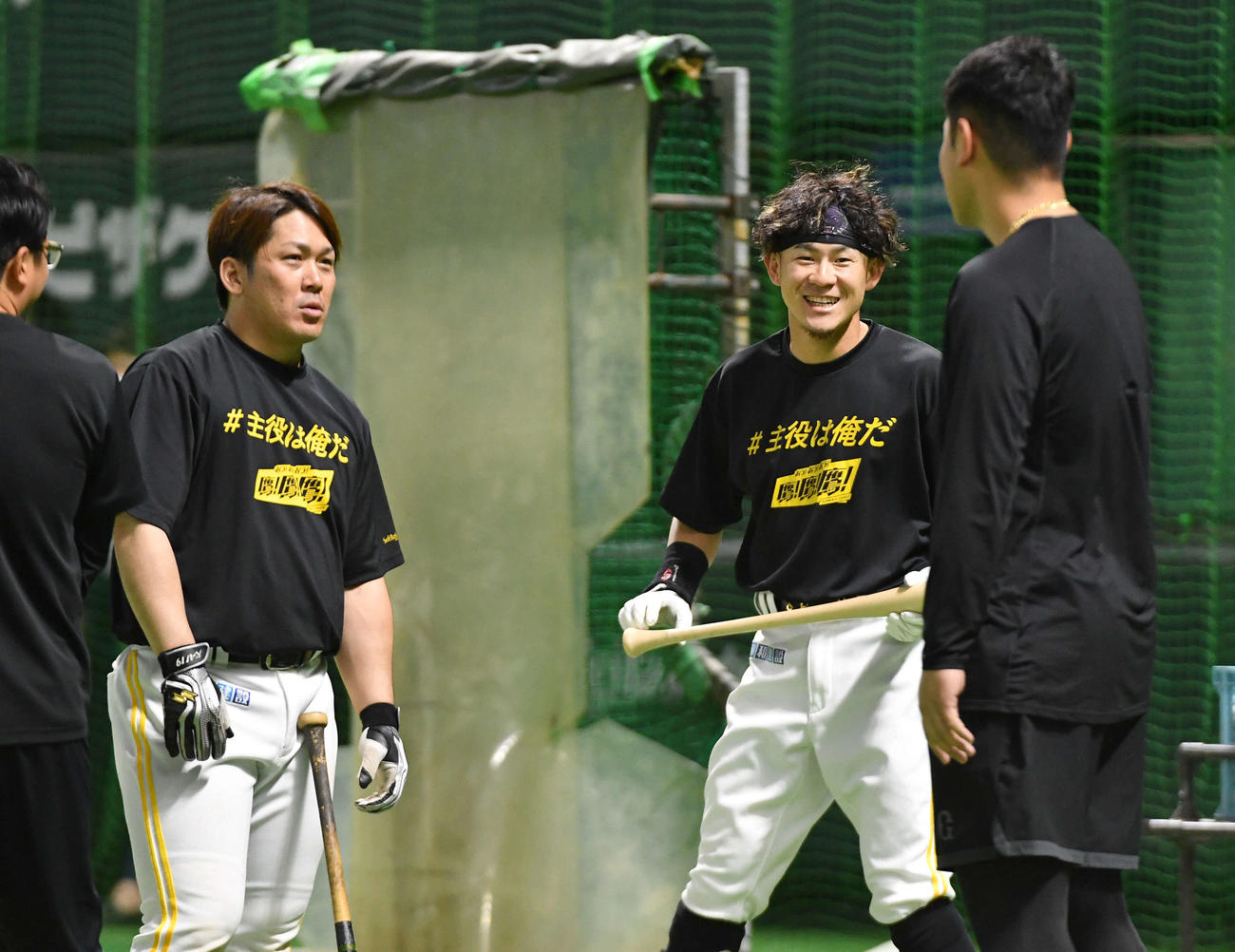 ソフトバンク対巨人　巨人岡本和（右）と話すソフトバンク甲斐（左）と牧原大（撮影・岩下翔太）