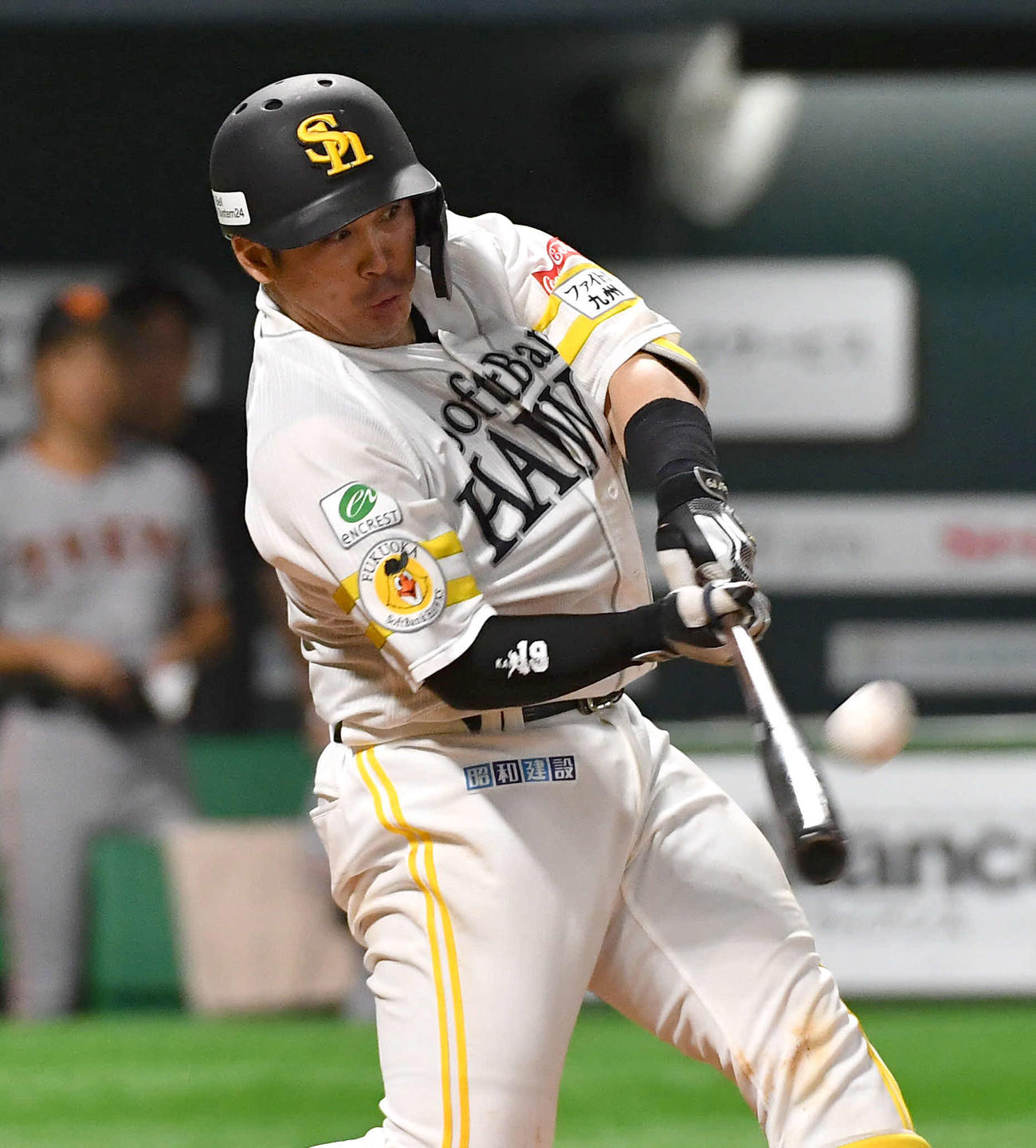 ソフトバンク対巨人　4回裏ソフトバンク1死、甲斐は左中間へ本塁打を放つ（撮影・岩下翔太）