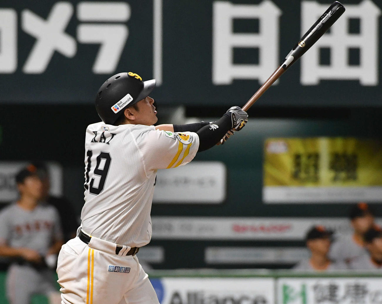ソフトバンク対巨人　4回裏ソフトバンク1死、甲斐は左中間へ本塁打を放つ（撮影・岩下翔太）