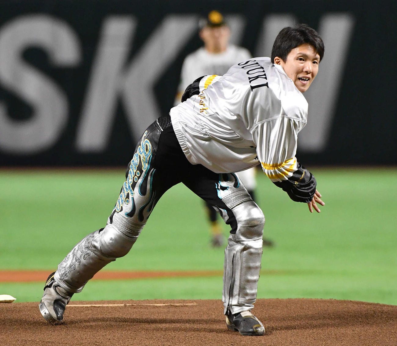 ソフトバンク対巨人　始球式を務めた、オートレーサーの鈴木圭一郎（撮影・岩下翔太）