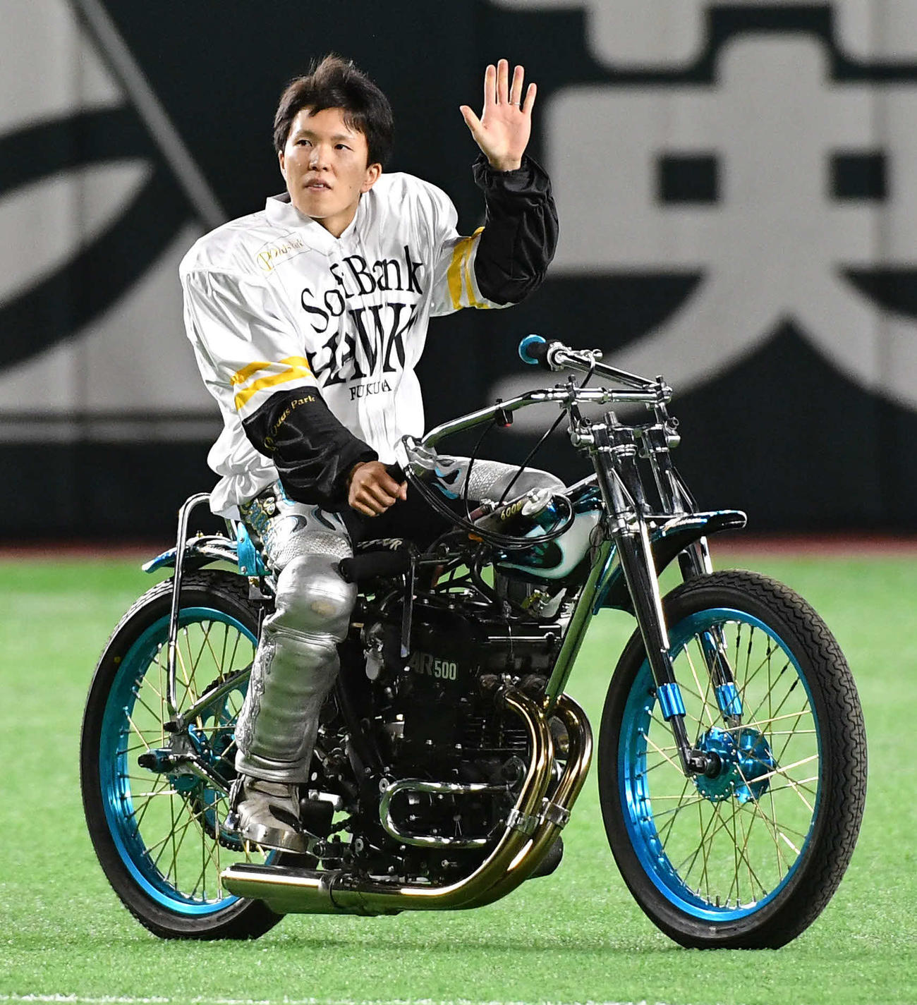 ソフトバンク対巨人　バイクに乗って登場した、オートレーサーの鈴木圭一郎（撮影・岩下翔太）