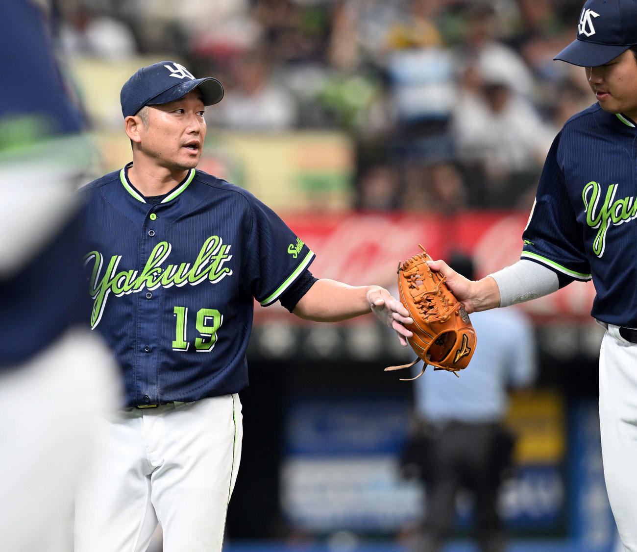西武対ヤクルト　5回裏、無失点に抑え村上（右）とタッチする石川（撮影・たえ見朱実）