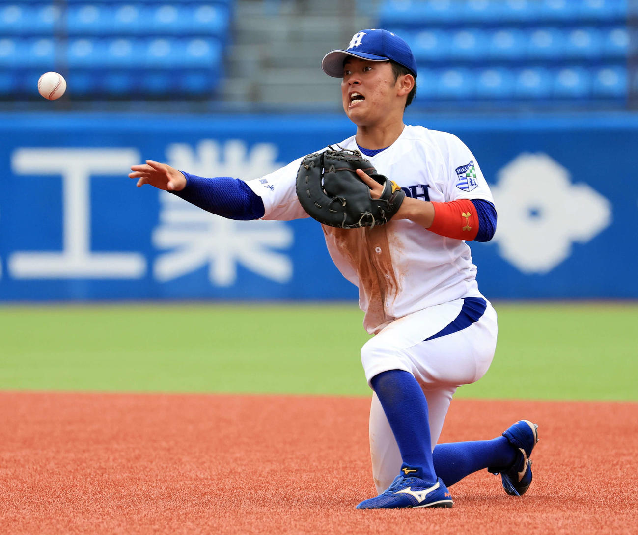 明大対白鴎大　7回表明大1死二塁、飯森の一塁内野安打で一塁悪送球する高橋諒（撮影・浅見桂子）