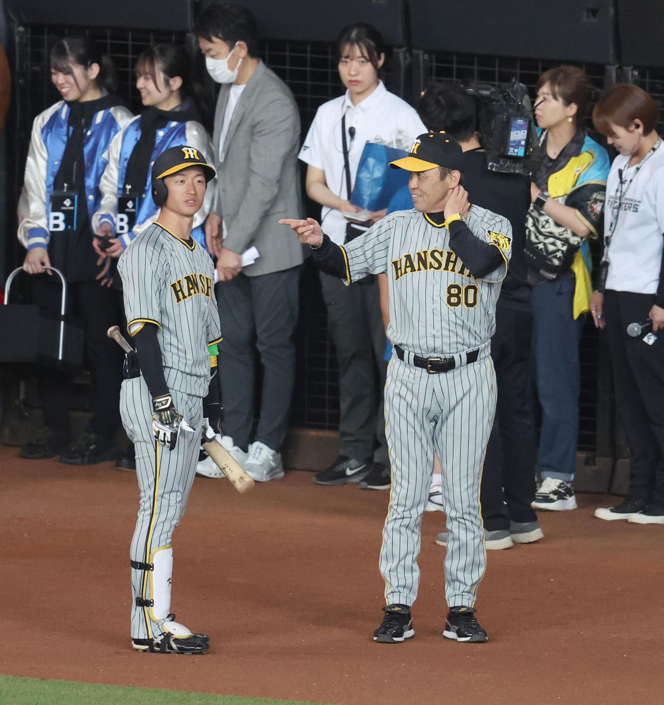 日本ハム対阪神　試合前、会話する阪神近本（左）と岡田監督（撮影・佐藤翔太）