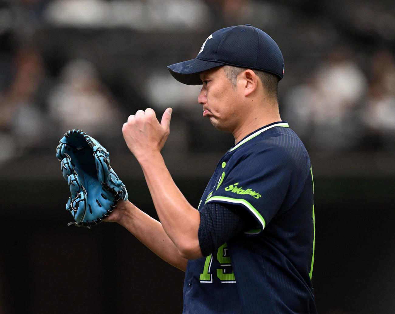 西武対ヤクルト　3回裏を無失点に抑えベンチに戻るヤクルト石川（撮影・たえ見朱実）