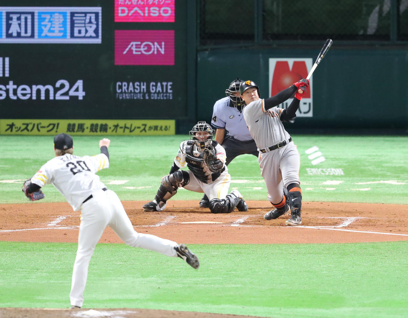 ソフトバンク対巨人　7回表巨人2死一塁、岡本和は左越えに2点本塁打を放つ（撮影・梅根麻紀）