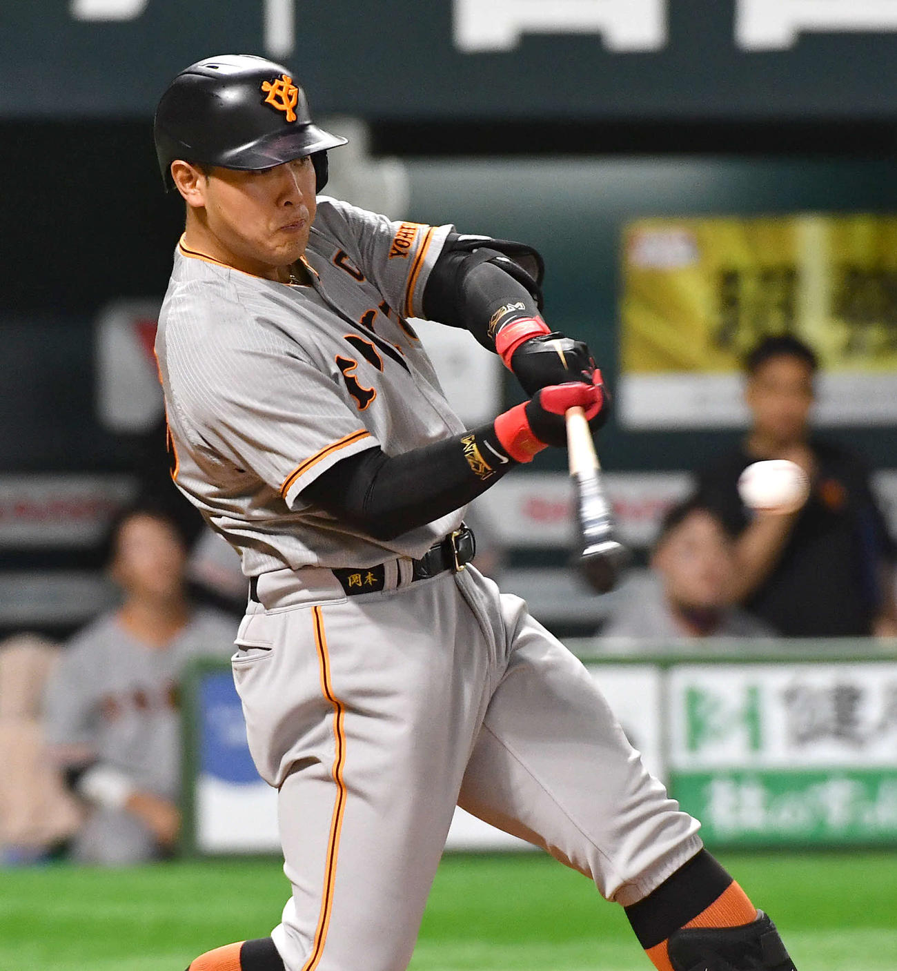 ソフトバンク対巨人　7回表巨人2死一塁、岡本和は左越え2点本塁打を放つ（撮影・岩下翔太）
