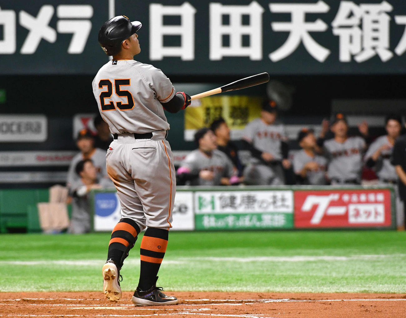 ソフトバンク対巨人　7回表巨人2死一塁、岡本和は左越え2点本塁打を放つ（撮影・岩下翔太）