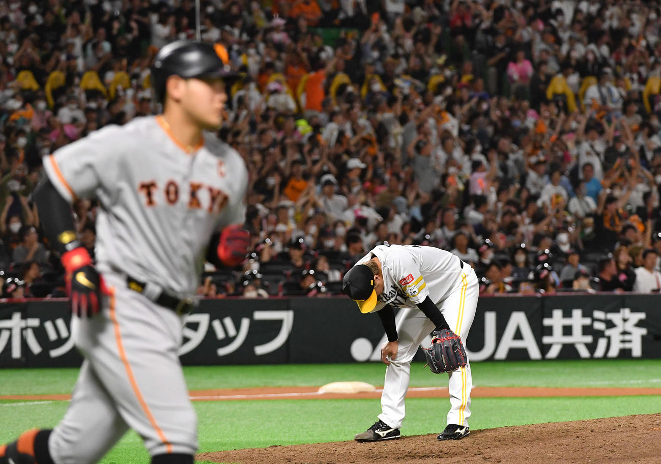 ソフトバンク対巨人　7回表巨人2死一塁、岡本和（左）に左越え2点本塁打を打たれ、がっくりと肩を落とす甲斐野（撮影・岩下翔太）