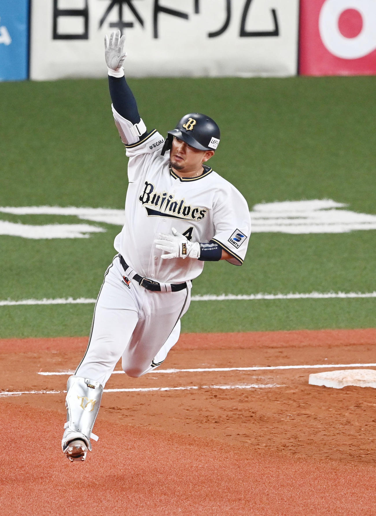 オリックス対DeNA 5回裏オリックス1死一、三塁、森は右中間に3点本塁打を放ちファンの声援に応える（撮影・前岡正明）