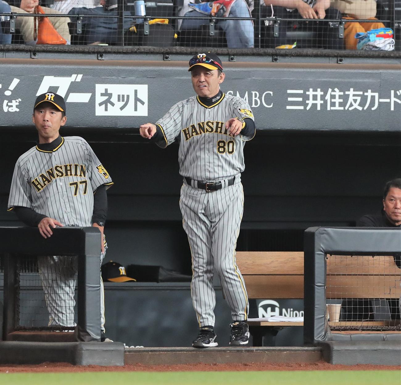 日本ハム対阪神　5回表阪神2死二塁、中野の右前打で二塁走者木浪が本塁アウトの判定にリクエストする岡田監督（撮影・黒川智章）