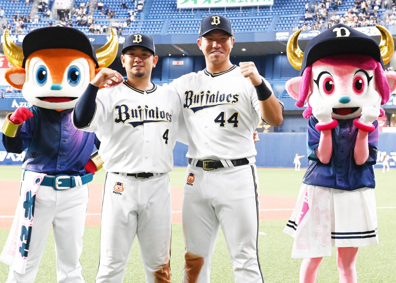オリックス対DeNA　ヒーローインタビュー後、ポーズを決める頓宮（右）と森（撮影・和賀正仁）