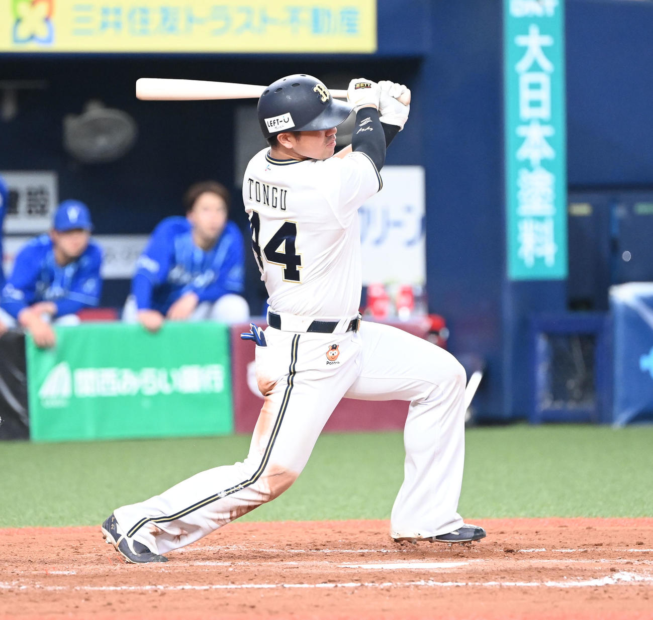 オリックス対DeNA 8回裏オリックス2死満塁、中前に2点適時打を放つ頓宮（撮影・和賀正仁）