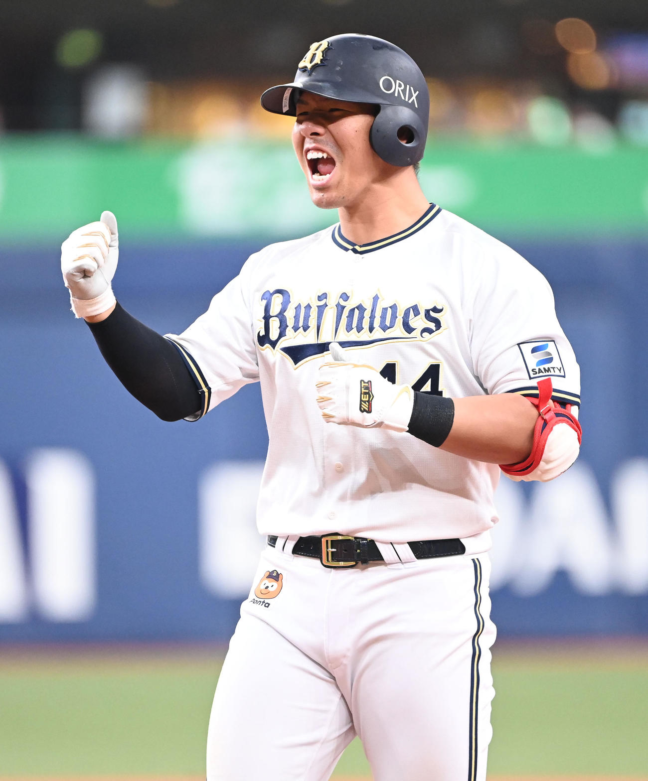 オリックス対DeNA 8回裏オリックス2死満塁、中前に2点適時打を放った頓宮はポーズ（撮影・和賀正仁）