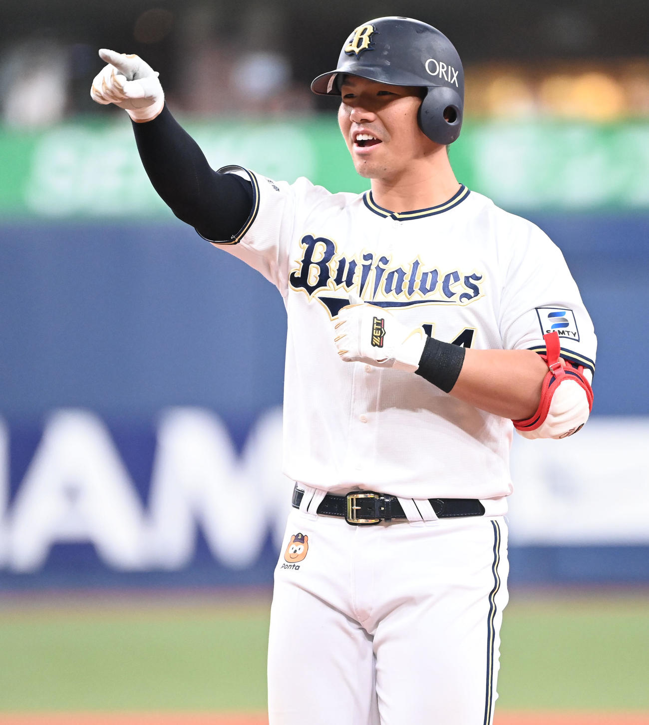 オリックス対DeNA 8回裏オリックス2死満塁、中前に2点適時打を放った頓宮はポーズ（撮影・和賀正仁）