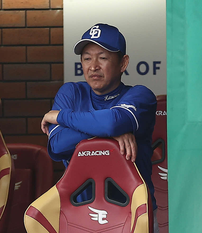 楽天対中日　9回表、浮かない表情で戦況を見守る立浪監督（撮影・河田真司）