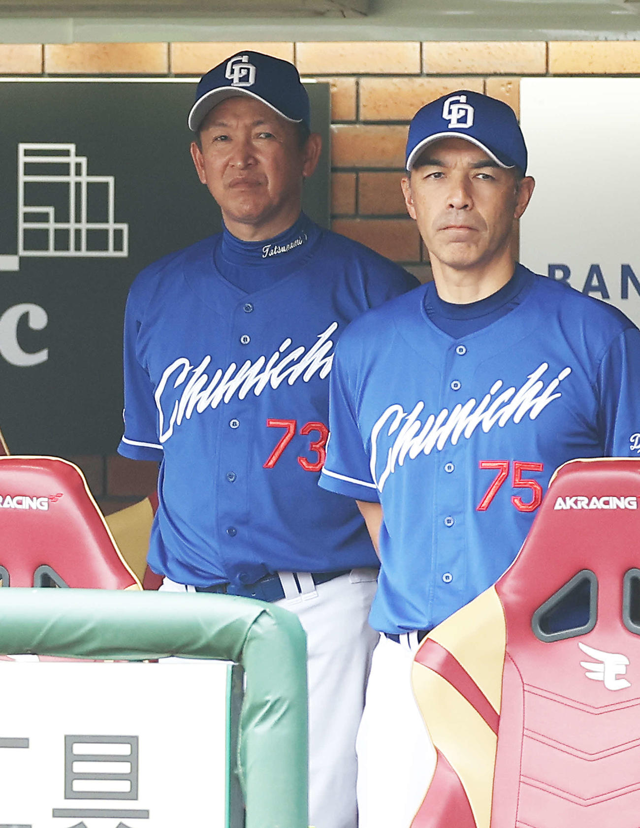 楽天対中日　6回表、戦況をも見守る立浪監督（左）と和田打撃コーチ（撮影・河田真司）