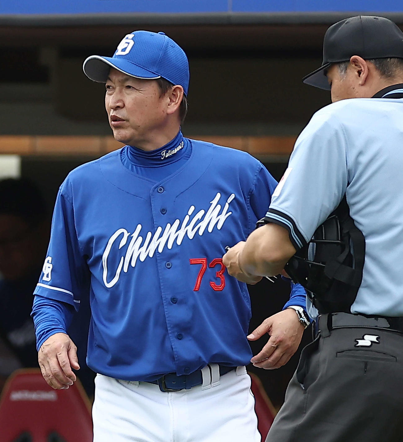 楽天対中日　8回表を終え、選手交代を告げる立浪監督（撮影・河田真司）
